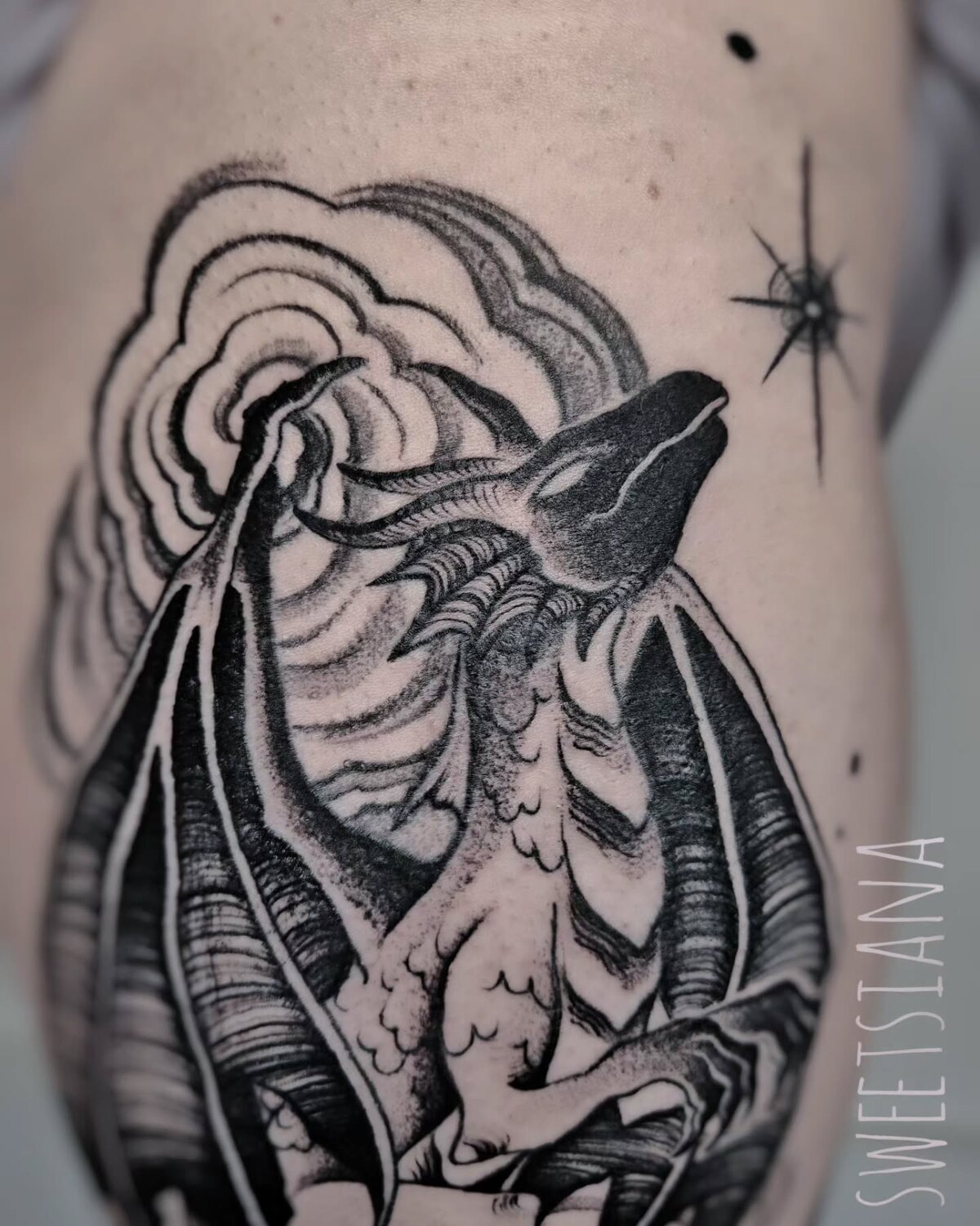 Tatouage blackwork d'une tête de bête gravée