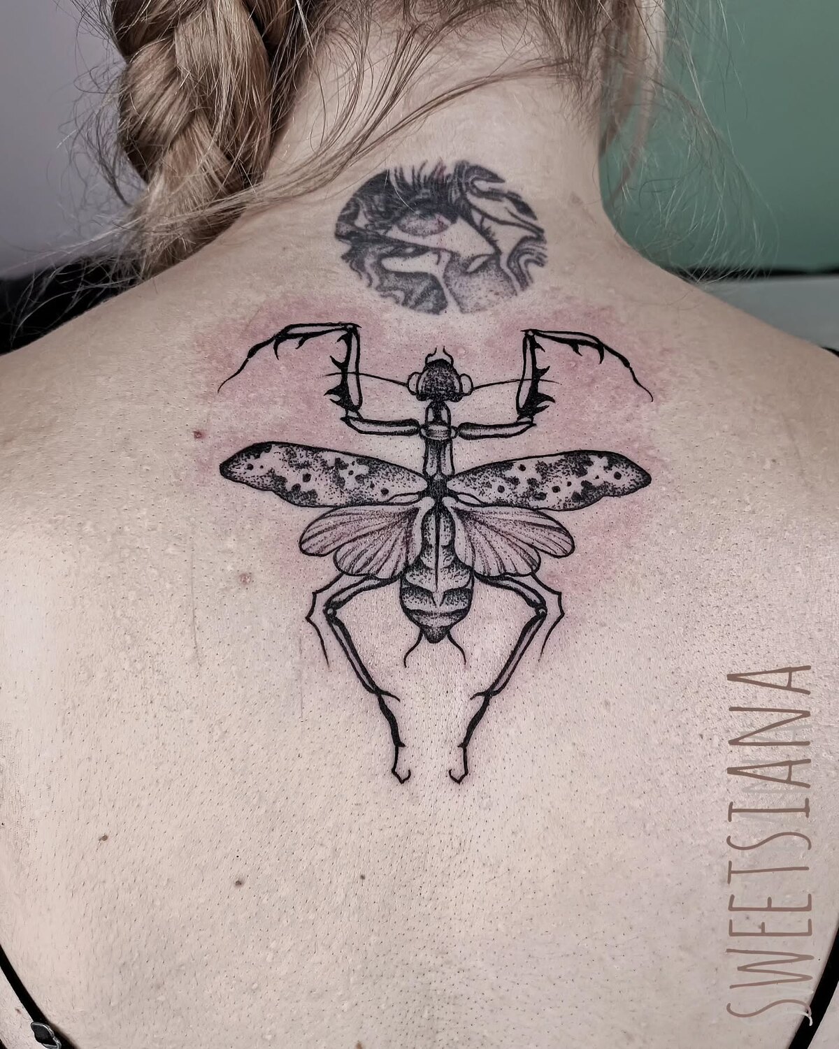 Tatouage dotwork ornemental sur les pieds