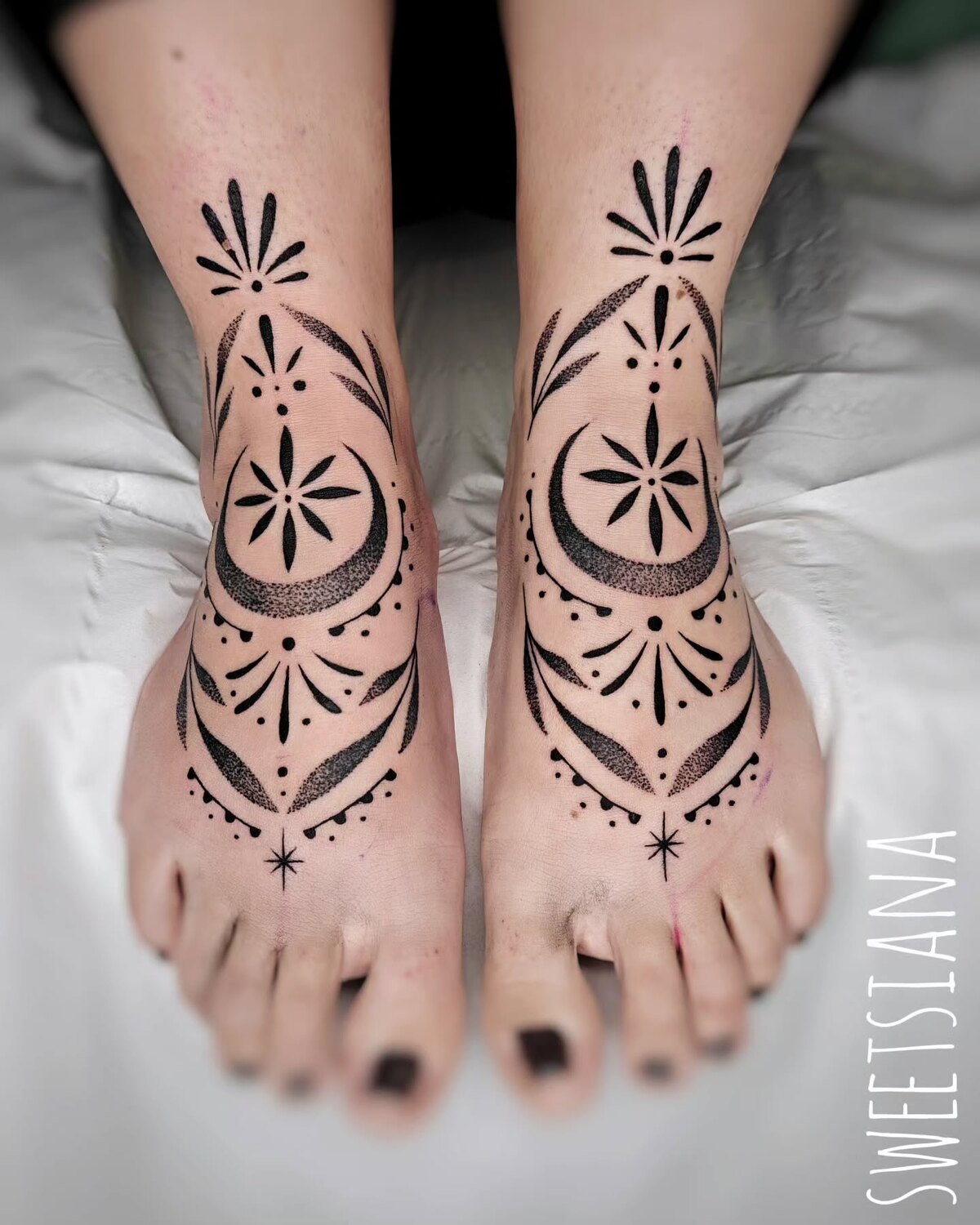 Tatouage blackwork d'une méduse et d'étoiles sur les côtes