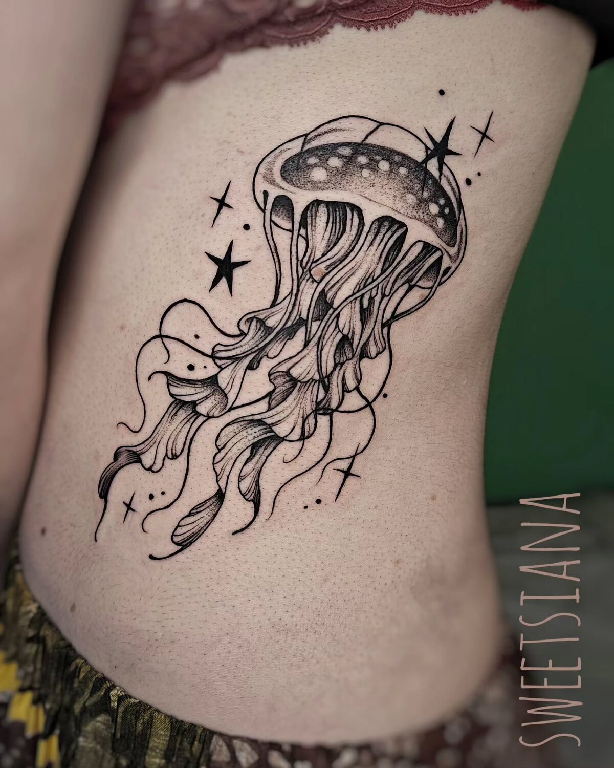 Tatouage blackwork d'une figure en prière, memento mori
